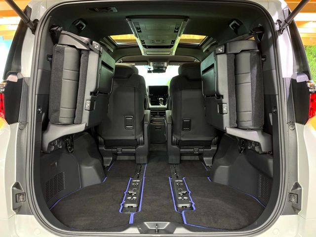 普段のお買い物や通勤、送迎等に十分な荷室スペースを確保しております。セカンドシートを倒すと、大きな荷物の積載も可能です♪