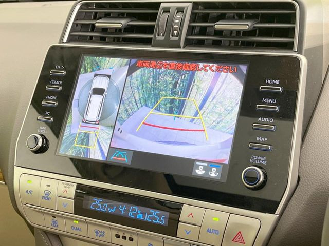 【パノラミックビューモニター】専用のカメラにより、上から見下ろしたような視点で360度クルマの周囲を確認することができます☆死角部分も確認しやすく、狭い場所での切り返しや駐車もスムーズに行えます。