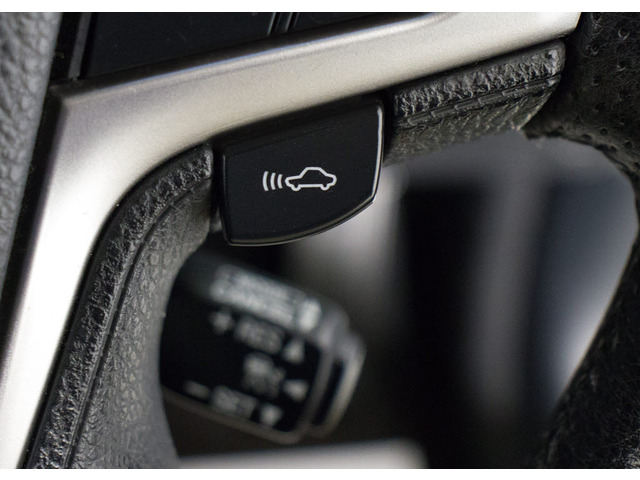 �Փˉ���x���^�v���N���b�V���Z�[�t�e�B�V�X�e�� �O���ɏo��������Q���ɑ΂��x��𔭂��A�h���C�o�[�Ɍx���B�����Ƀu���[�L�A�V�X�g�ɂ��Փˉ���Ƒ��x���y�����܂��B