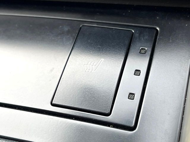 【シートヒーター】寒い日に重宝するシートヒーター!エアコンより早く温まってくれるので寒がりの人も安心ですね♪エアコンの温風は乾燥するから苦手、という方にもをおすすめです。