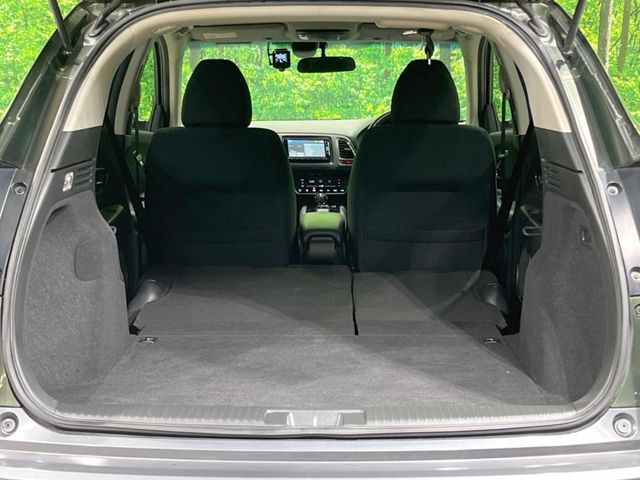 積み下ろしのしやすいデッキにはたっぷりと荷物を積み込んでいただけます。遊びから仕事まで、様々なシーンで頼れます♪