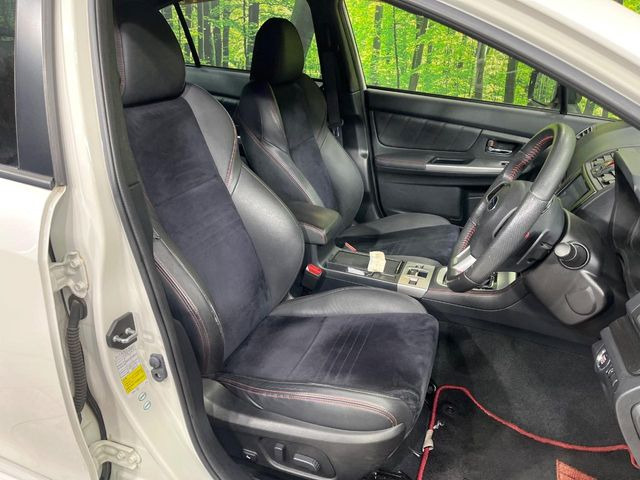 【ハーフレザーシート】高級感と座り心地を両立した人気のシート♪背面・座面のファブリック素材は、通気性の良さや滑りにくさに優れています。気温や服装に左右されず快適にお乗りいただけます。