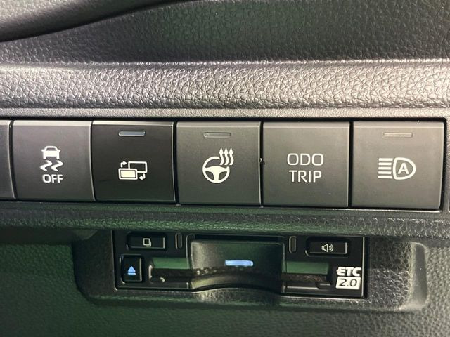 【ステアリングヒーター】冬場に冷たくなりやすい革巻きステアリングを、スイッチ一つで素早く適温に!エアコンよりも早く温まってくれるので、寒い日の運転も快適になりますね♪