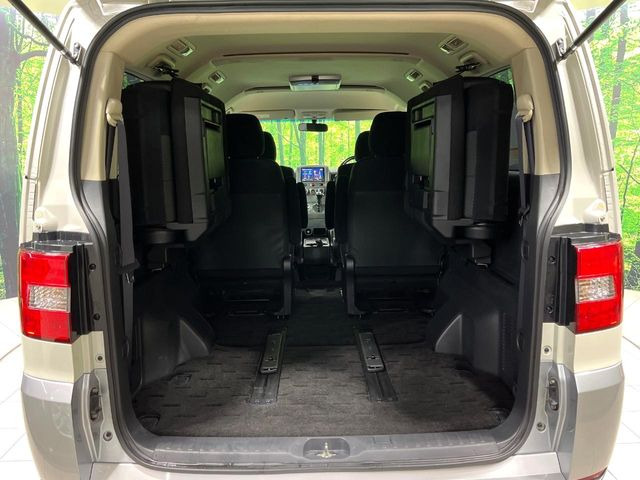 ���i�̂���������ʋ΁A���}���ɏ\���ȉ׎��X�y�[�X���m�ۂ��Ă���܂��B�Z�J���h�V�[�g��|���ƁA�傫�ȉו��̐ύڂ��\�ł���