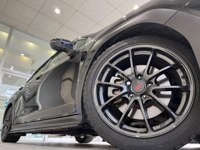 �y�����I�v�V����18�C���`�A���~�z�C�[���z�����I�v�V�����z�C�[���𑕒��B���s���\�̌���ɉ����A�O�ς����X�^�C���b�V���ɂȂ��Ă��܂��B