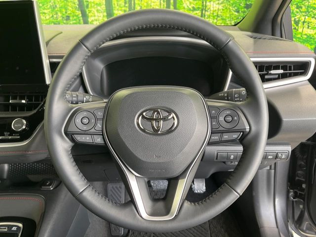 �C���e���A�ɍ��킹���f�U�C���̃X�e�A�����O�́A�^�]�������̂��Ƃ��l���A�^�]���₷���`��A�傫���ł��B�����x�A���ۂɐG���Ă��m���߂��������B