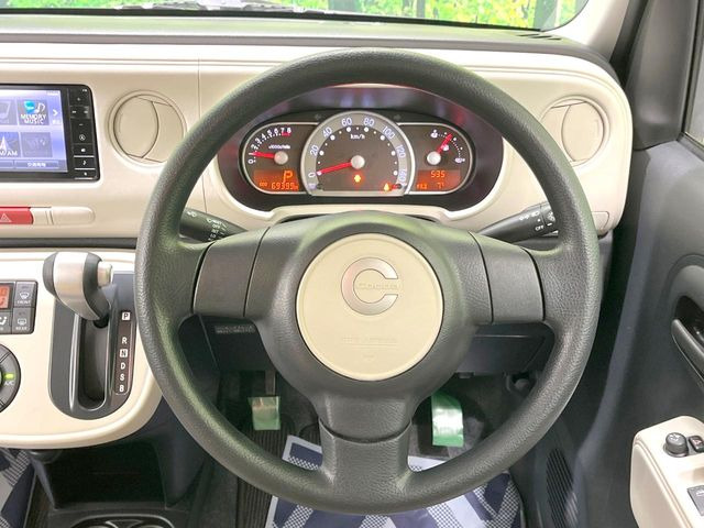 �C���e���A�ɍ��킹���f�U�C���̃X�e�A�����O�́A�^�]�������̂��Ƃ��l���A�^�]���₷���`��A�傫���ł��B�����x�A���ۂɐG���Ă��m���߂��������B