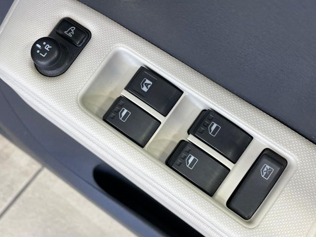 �y�d���i�[�~���[�z�T�C�h�~���[�͓d���i�[���ƂȂ��Ă���A�������ԏ�ł��L�Y�������X�N��}�����܂��B