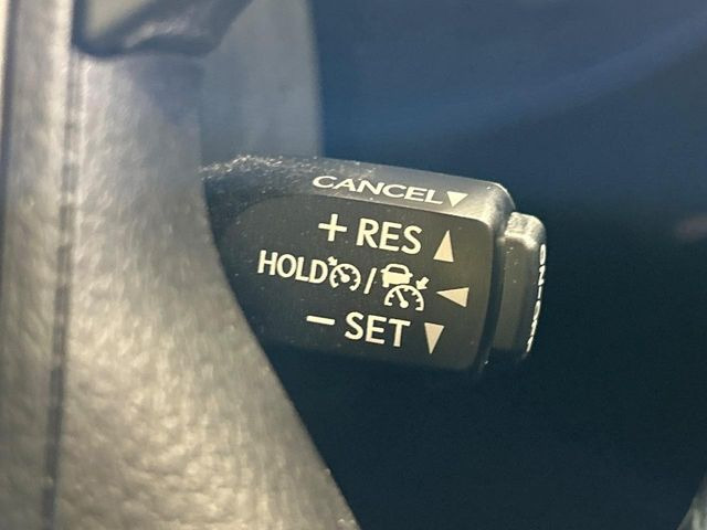 【レーダークルーズコントロール】高速道路での長距離走行が楽に!!自動で速度を保つクルーズコントロールが、衝突軽減システムと連携し、前方の車両を感知して車間を保つように速度調節してくれます!!