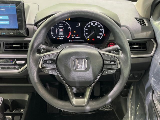 �C���e���A�ɍ��킹���f�U�C���̃X�e�A�����O�́A�^�]�������̂��Ƃ��l���A�^�]���₷���`��A�傫���ł��B�����x�A���ۂɐG���Ă��m���߂��������B