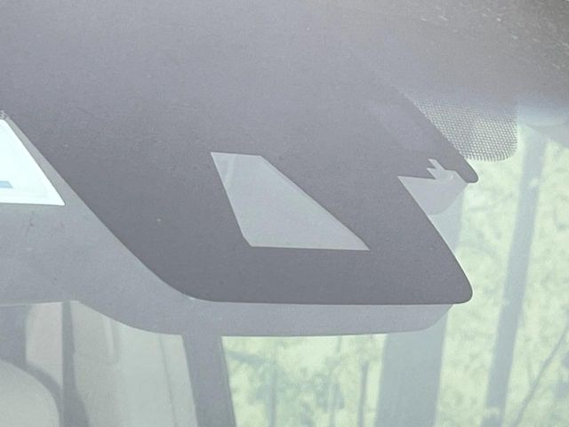 【トヨタセーフティセンス】走行中に前方の車両等を認識し、衝突しそうな時は警報とブレーキで衝突回避と被害軽減をアシスト。より安全にドライブをお楽しみいただけます。