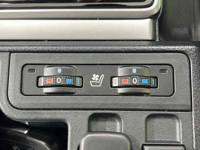 【シートベンチレーション】夏場は涼しい風でお尻や背中の熱やムレを防ぎ、冬はエアコンよりも早く温まってポカポカに!季節を問わず快適に過ごせます。