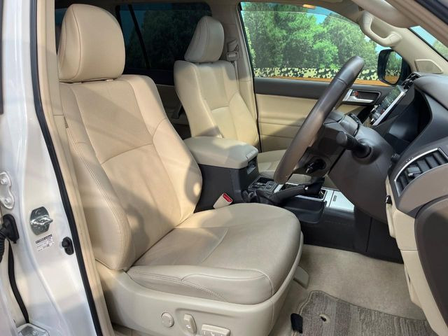 【ベージュレザーシート】デザイン性が高く、高級感のあるベージュ革シート。常に体に触れる部分だから、座り心地の良さにはこだわりたいですね♪汚れの付着や劣化を抑制する内装コーティング施工もおススメですよ♪