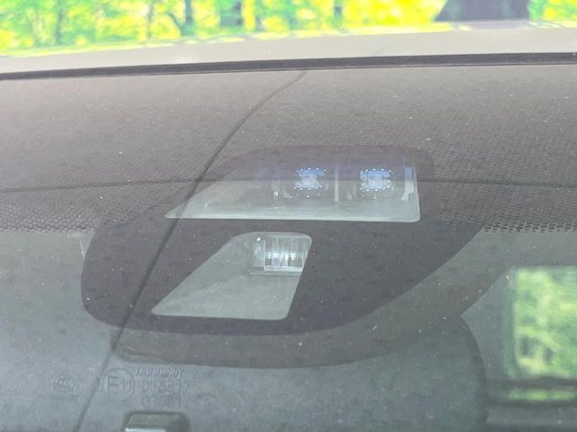 【ホンダセンシング】走行中に前方の車両等を認識し、衝突しそうな時は警報とブレーキで衝突回避と被害軽減をアシスト。より安全にドライブをお楽しみいただけます。