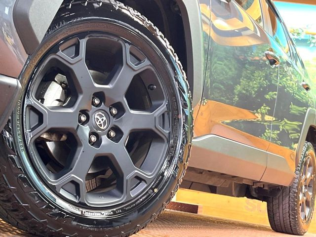 【純正18インチアルミホイール】外観にマッチした純正アルミホイールを装着しております。各種社外アルミホイールや、スタッドレスタイヤも取扱いしております。是非ご相談ください♪