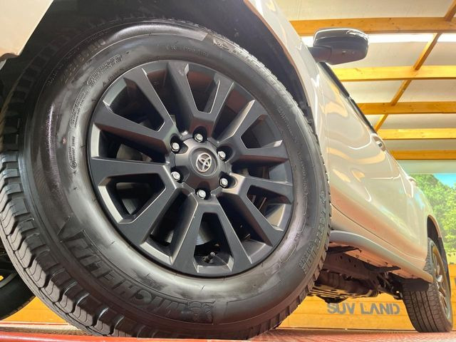 【純正18インチアルミホイール】外観にマッチした純正アルミホイールを装着しております。各種社外アルミホイールや、スタッドレスタイヤも取扱いしております。是非ご相談ください♪