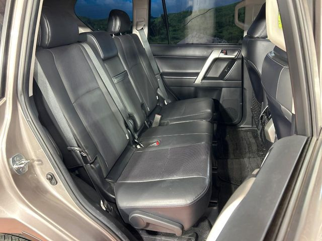 後部座席も気になるようなキズ・汚れやへたり等、大きなダメージはなく、良好な状態です。