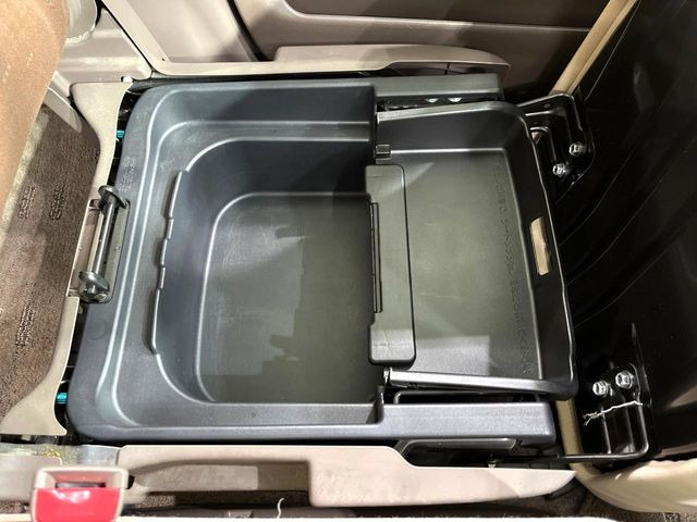 �y�V�[�g�A���_�[�{�b�N�X�z�V�[�g�̉��ɑ�e�ʂ̎��[�X�y�[�X��������Ă���A�C���ԃO�b�Y�ȂǁA�O���猩��ꂽ���Ȃ����̂�����������[�ł��ĕ֗�!