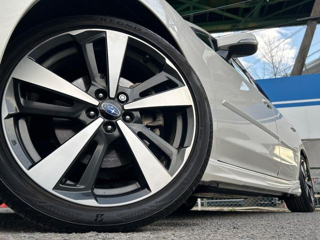 �y����18�C���`�A���~�z�C�[���z�O�ςɃ}�b�`���������A���~�z�C�[���𑕒����Ă���܂��B�e��ЊO�A���~�z�C�[����A�X�^�b�h���X�^�C�����戵�����Ă���܂��B���񂲑��k����������