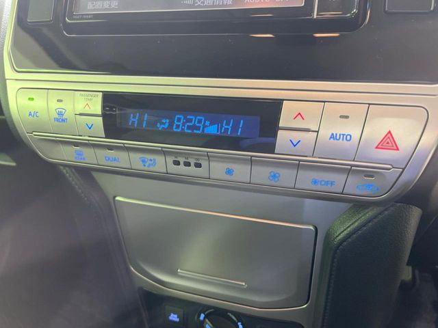 【オートエアコン】一度お好みの温度に設定すれば、車内の温度を検知し風量や温度を自動で調整。暑い&hellip;寒い&hellip;と何度もスイッチ操作をする必要はありません。快適な車内空間には必須の機能ですね♪