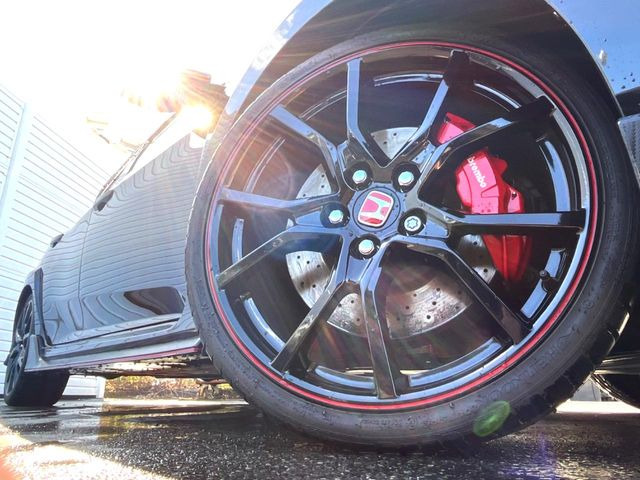 �y����20�C���`�A���~�z�C�[���z�O�ςɃ}�b�`���������A���~�z�C�[���𑕒����Ă���܂��B�e��ЊO�A���~�z�C�[����A�X�^�b�h���X�^�C�����戵�����Ă���܂��B���񂲑��k����������