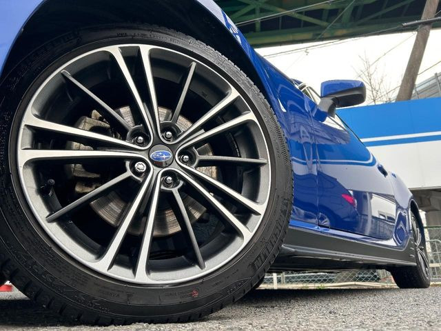 �y����17�C���`�A���~�z�C�[���z�O�ςɃ}�b�`���������A���~�z�C�[���𑕒����Ă���܂��B�e��ЊO�A���~�z�C�[����A�X�^�b�h���X�^�C�����戵�����Ă���܂��B���񂲑��k����������