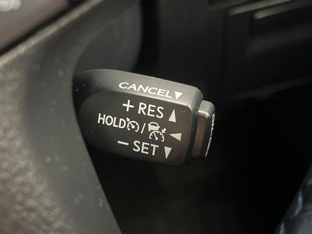 【レーダークルーズコントロール】高速道路での長距離走行が楽に!!自動で速度を保つクルーズコントロールが、衝突軽減システムと連携し、前方の車両を感知して車間を保つように速度調節してくれます!!