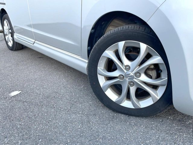 �y�����A���~�z�C�[���z�O�ςɃ}�b�`���������A���~�z�C�[���𑕒����Ă���܂��B�e��ЊO�A���~�z�C�[����A�X�^�b�h���X�^�C�����戵�����Ă���܂��B���񂲑��k����������