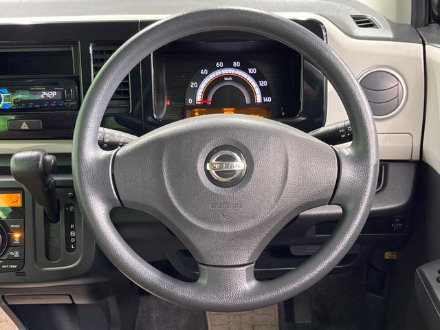 �C���e���A�ɍ��킹���f�U�C���̃X�e�A�����O�́A�^�]�������̂��Ƃ��l���A�^�]���₷���`��A�傫���ł��B�����x�A���ۂɐG���Ă��m���߂��������B