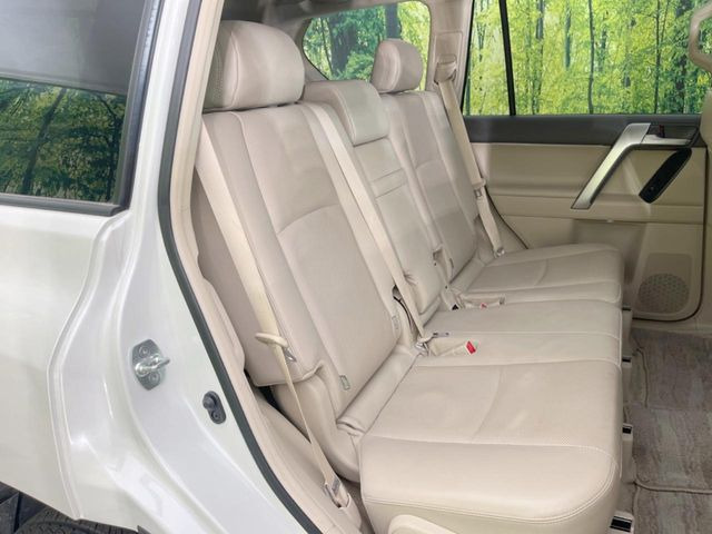 後部座席も気になるようなキズ・汚れやへたり等、大きなダメージはなく、良好な状態です。