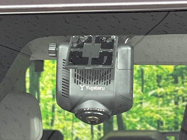 【ドライブレコーダー】安心・安全なカーライフに必須のドライブレコーダーを装備!走行中はもちろん、あおり運転や事故に遭遇した際の状況も映像で記録し、万一のリスクに備えます。