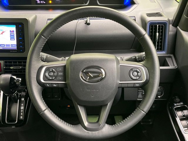 �C���e���A�ɍ��킹���f�U�C���̃X�e�A�����O�́A�^�]�������̂��Ƃ��l���A�^�]���₷���`��A�傫���ł��B�����x�A���ۂɐG���Ă��m���߂��������B