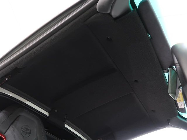 天井内張の状態も良く、シミ・汚れなどありません。またタバコ臭やペット臭等も感じられませんので、快適にお使いいただけます。