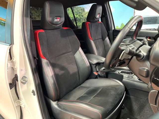 【ハーフレザーシート】高級感と座り心地を両立した人気のシート♪背面・座面はスエード調となっており、肌触りや滑りにくさに優れています。気温や服装に左右されず快適にお乗りいただけます。