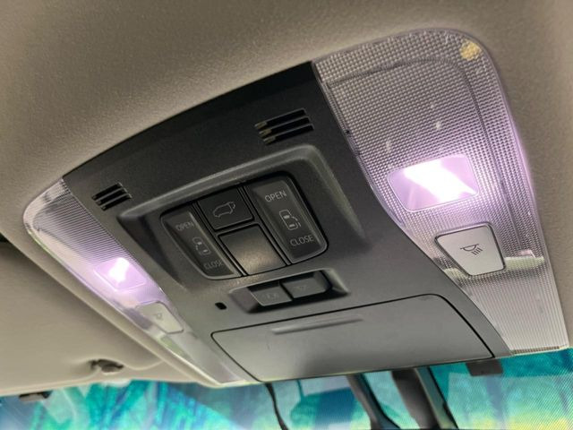 【両側パワースライドドア】スマートキーや運転席のスイッチで後席両側スライドドアの開閉が可能♪電動だから力を入れてドアを開ける必要が無く、小さなお子様でも簡単に開け閉めでき快適です♪