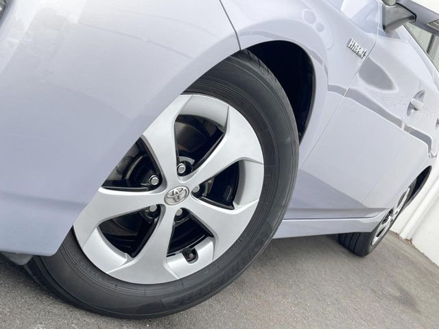 【純正15インチアルミホイール】外観にマッチした純正アルミホイールを装着しております。各種社外アルミホイールや、スタッドレスタイヤも取扱いしております。是非ご相談ください♪