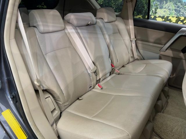 後部座席も気になるようなキズ・汚れやへたり等、大きなダメージはなく、良好な状態です。