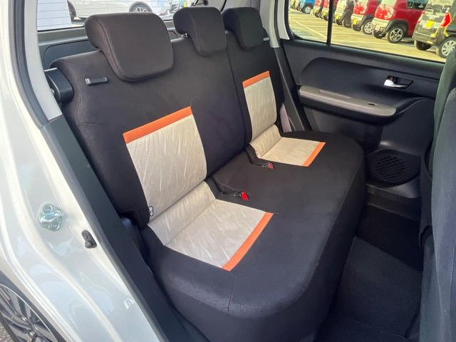 �R���p�N�g�J�[�ł����A�Z�J���h�V�[�g�͏\���ȍL����������K�ɂ���肢�������܂���V�[�g��|���đ傫�ȉו���ς񂾂�ƁA�p�r�̕����L��1��ł��B