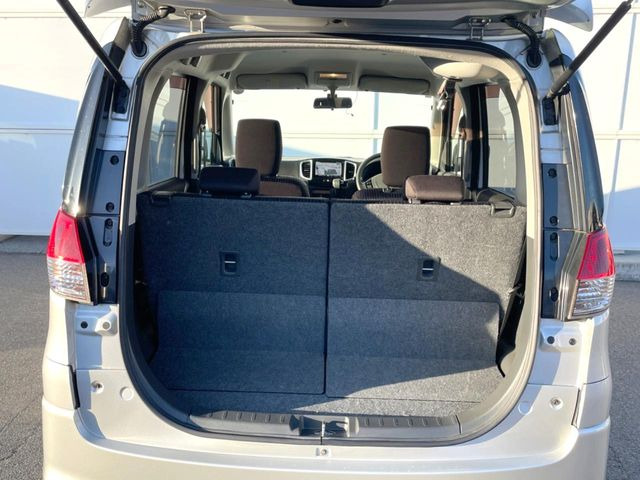 ���i�̂���������ʋ΁A���}���ɏ\���ȉ׎��X�y�[�X���m�ۂ��Ă���܂��B�Z�J���h�V�[�g��|���ƁA�傫�ȉו��̐ύڂ��\�ł���