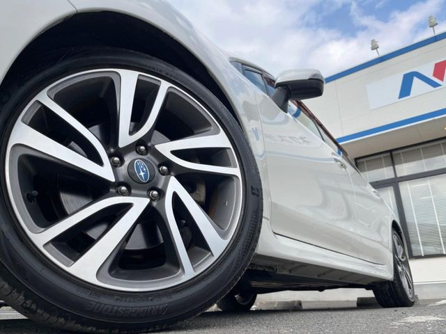 �y����18�C���`�A���~�z�C�[���z�O�ςɃ}�b�`���������A���~�z�C�[���𑕒����Ă���܂��B�e��ЊO�A���~�z�C�[����A�X�^�b�h���X�^�C�����戵�����Ă���܂��B���񂲑��k����������