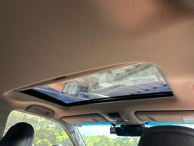 【サンルーフ】開放感たっぷりの希少装備、サンルーフが装着されています!車内に明かりを取り入れたり景色を楽しむ以外にも、車内の空気も簡単に換気できて快適です!