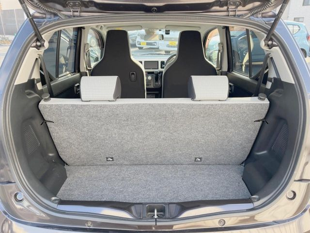 ���i�̂���������ʋ΁A���}���ɏ\���ȉ׎��X�y�[�X���m�ۂ��Ă���܂��B�Z�J���h�V�[�g��|���ƁA�傫�ȉו��̐ύڂ��\�ł���