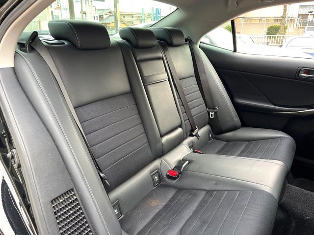 後部座席も気になるようなキズ・汚れやへたり等、大きなダメージはなく、良好な状態です。