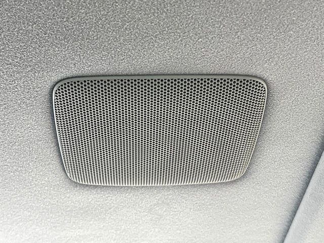 �y�v���~�A���T�E���h�V�X�e���z���[�J�[�I�v�V�����̍��i�ʃT�E���h�V�X�e���𓋍ځB��p�̃`���[�j���O���{���ꂽ�召�l�X�ȃX�s�[�J�[����ǎ��ȃT�E���h���t�ł��A�Տꊴ���ӂ�鉹����Ԃ����o���܂��B