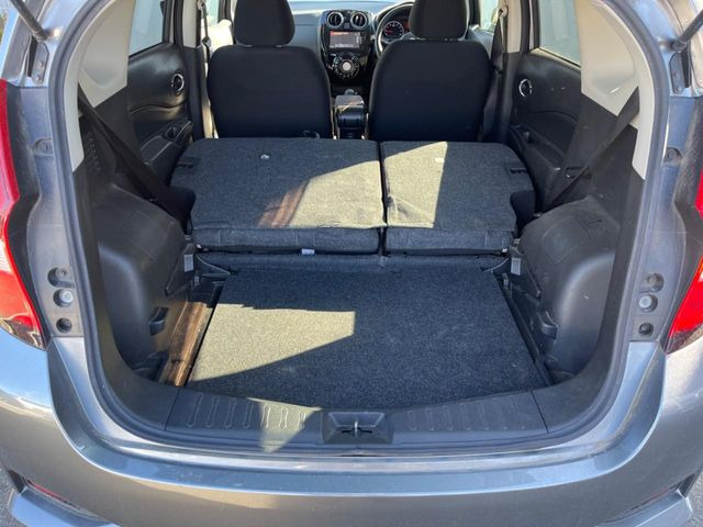 ���i�̂���������ʋ΁A���}���ɏ\���ȉ׎��X�y�[�X���m�ۂ��Ă���܂��B�Z�J���h�V�[�g��|���ƁA�傫�ȉו��̐ύڂ��\�ł���