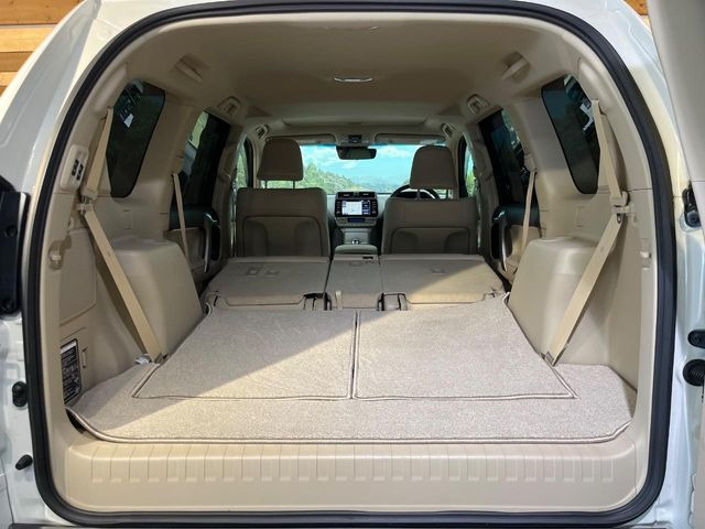 後席を格納すると、これだけの広さが!シーンに合わせたシートアレンジで、大きな荷物も積むことが出来ます♪