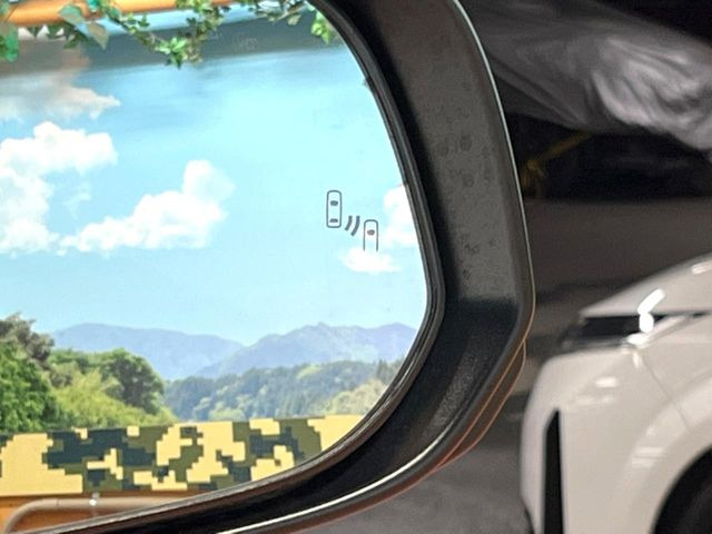 【ブラインドスポットモニター】走行中、ドアミラーの死角になりやすい箇所に後続車が接近するとサイドミラーのレンズに警告を表示!ドライバーに注意喚起をしてくれます。