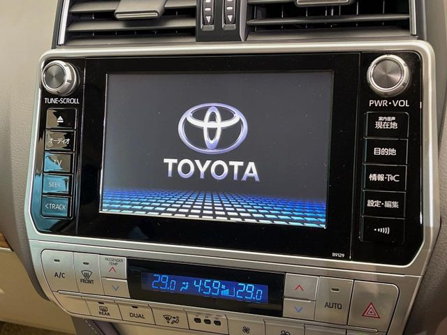 【純正ナビ】人気の純正ナビを装備しております。ナビの使いやすさはもちろん、オーディオ機能も充実!キャンプや旅行はもちろん、通勤や買い物など普段のドライブも楽しくなるはず♪