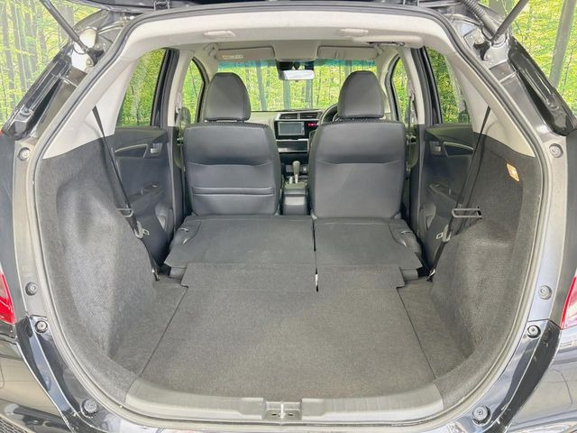 ���i�̂���������ʋ΁A���}���ɏ\���ȉ׎��X�y�[�X���m�ۂ��Ă���܂��B�Z�J���h�V�[�g��|���ƁA�傫�ȉו��̐ύڂ��\�ł���