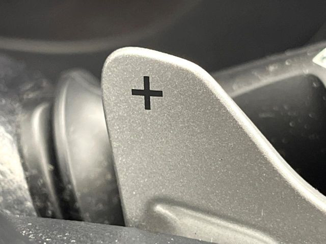 【パドルシフト】ハンドルから手を離さずに素早くシフトアップ&ダウンができるので、エンジンブレーキを使う下り坂や高速道路の合流で加速したい場面で役立ちます。